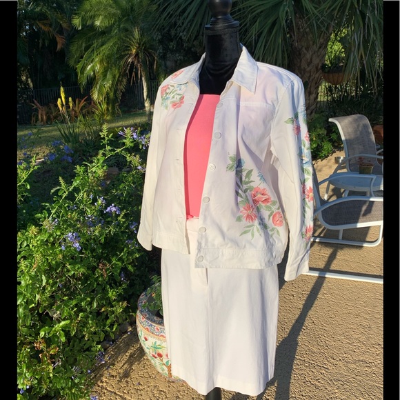 Petite 6 white denim jacket with flowers and beads - Picture 2 of 8